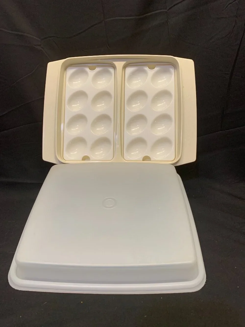 VTG Tupperware Deviled Egg Keeper/Holder Complete with egg Trayw #723-1